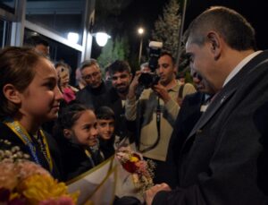 Bakan Tekin, Balkan Judo Şampiyonası’nda altın kazanan Erzurumlu iki sporcuyu karşıladı