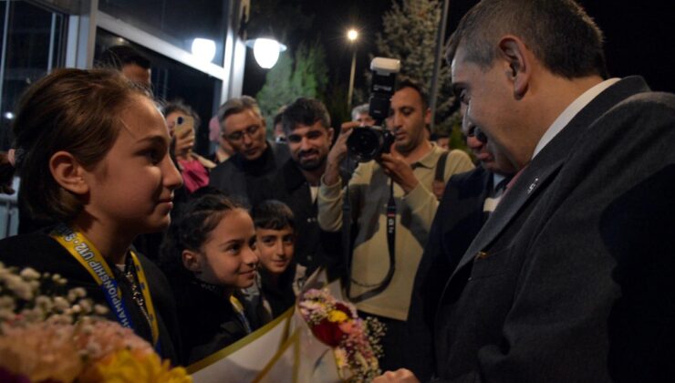 Bakan Tekin, Balkan Judo Şampiyonası’nda altın kazanan Erzurumlu iki sporcuyu karşıladı