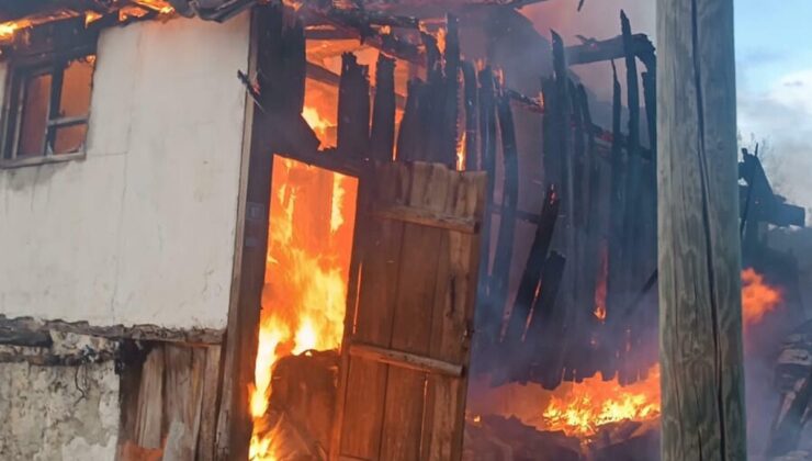 Balıkesir Dursunbey’de alt katı ahır evde yangın çıktı, 2 kardeş dumandan etkilendi