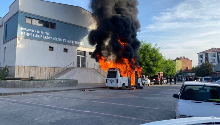Balıkesir Dursunbey’de park halindeki minibüste çıkan yangını itfaiye söndürdü