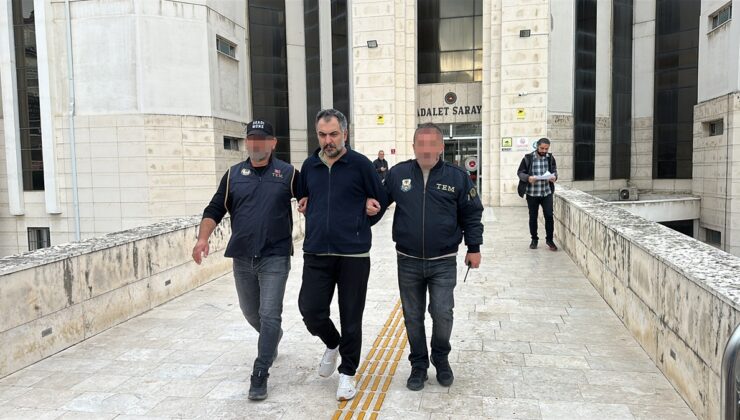 Balıkesir Edremit’te Atatürk’e ve Türk bayrağına hakaretten öğretmen tutuklandı
