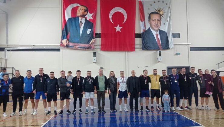 Balıkesir Gömeç’te Cumhuriyet Kupası voleybol finalini İlçe Emniyet Amirliği kazandı
