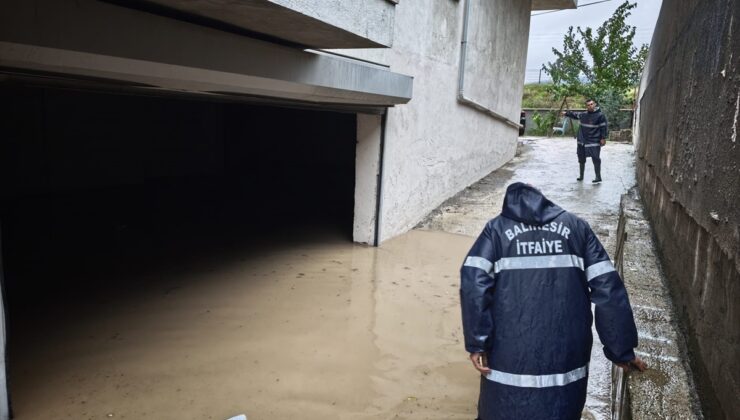 Balıkesir Susurluk’ta sağanak su baskınlarına yol açtı, ekipler tahliye başlattı