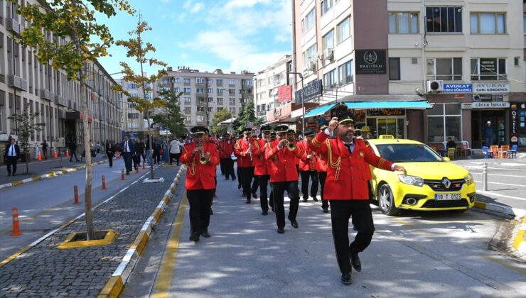 Balıkesir’de Dünya Yaşlılar Günü için düzenlenen yürüyüşe Vali Ustaoğlu da katıldı