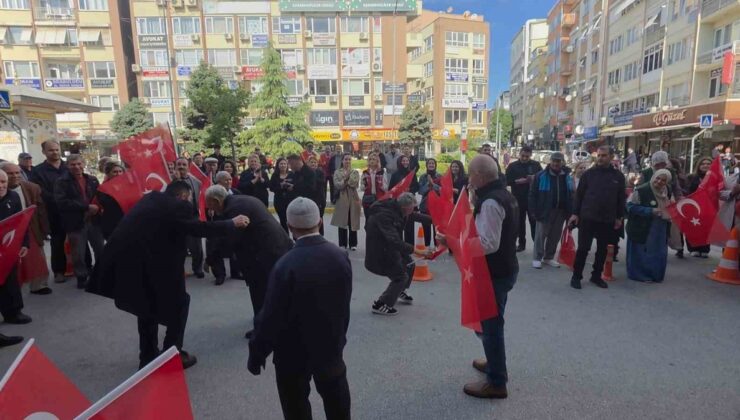 Balıkesir’de Dünya Yaşlılar Günü’nde yaşlılar Valilik önünde doyasıya oynadı