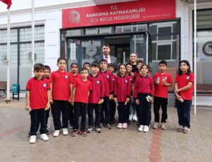 Bandırma Fatih İlkokulu öğrencileri emniyet müdürüne Lego polis arabası hediye etti