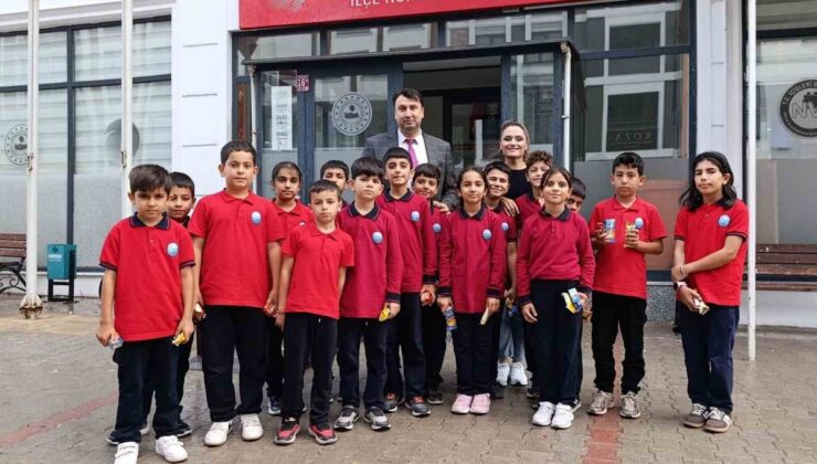 Bandırma Fatih İlkokulu öğrencileri emniyet müdürüne Lego polis arabası hediye etti