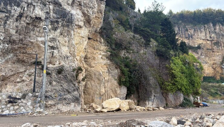Bartın Amasra’da kayalar karavan alanına yuvarlandı, limanın bir kısmı kapatıldı