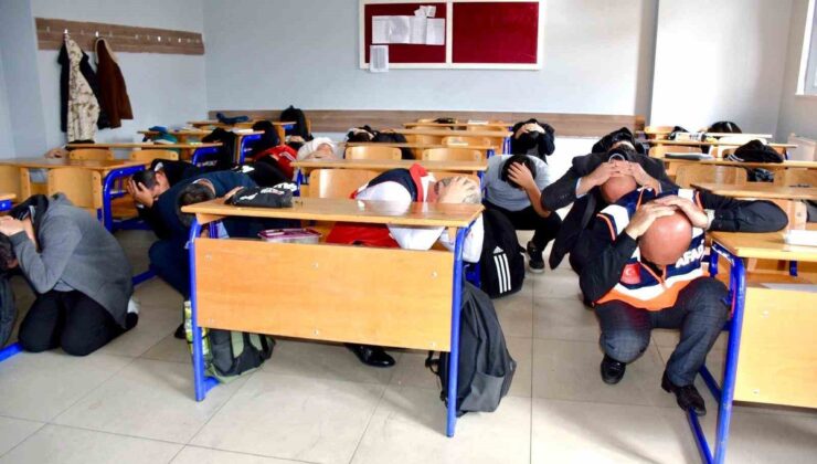 Batman’da imam hatip lisesinde afet tatbikatında öğrenciler Çök-Kapan-Tutun yaptı