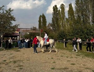 Bayburt’ta lise öğrencileri bağımlılıkla mücadele etkinliğinde ok atıp ata bindi