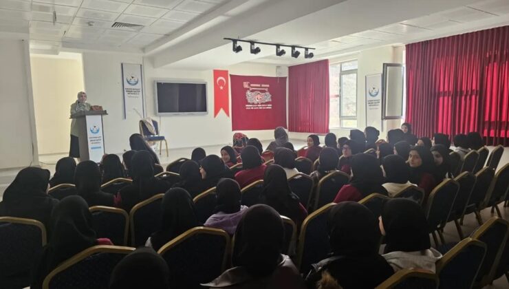 Bayburt’ta vaiz Hacer Dursun, öğrencilere sabır ve tevekkülü anlattı