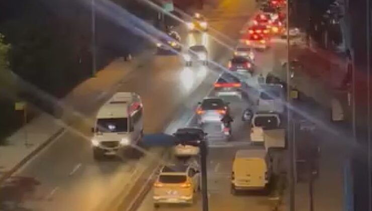 Bayrampaşa’da yol çöktü; mahsur kalanlar var