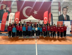 Beypazarı’nda çocuklar geleneksel sokak oyunlarıyla Kapalı Spor Salonu’nda buluştu