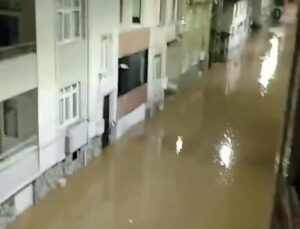 Biga’da etkili sağanak cadde ve sokakları göle çevirdi, bir vatandaş suya olta attı