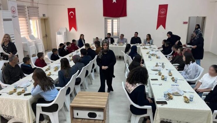 Bilecik Bozüyük’te Kaymakam Helvacı, Çocuk Evleri Sitesinde çocuklarla yemek yedi