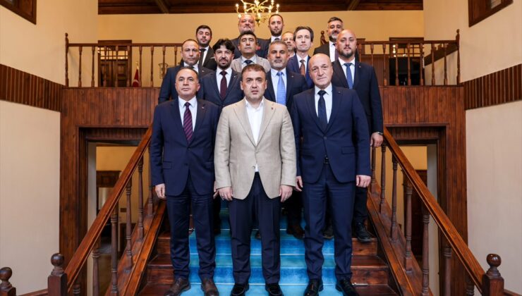 Bilecik Valisi Sözer, Bozüyük TSO heyetini kabul etti ve heyetle fotoğraf çektirdi