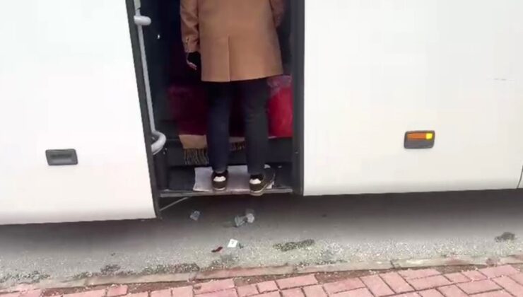 Bilecik’te tur otobüsü muavininin yola attığı çöpler zabıtaca toplatıldı