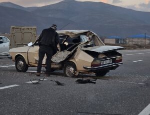 Bingöl Karlıova’da otomobil ile motosiklet çarpıştı, 3 kişi yaralandı