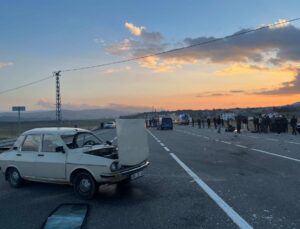Bingöl Karlıova’da otomobil ile motosiklet çarpıştı, 3 kişi yaralandı