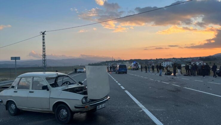 Bingöl Karlıova’da otomobil ile motosiklet çarpıştı, 3 kişi yaralandı