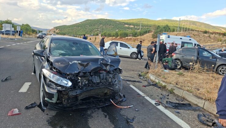 Bingöl-Sancak kara yolunda iki otomobil çarpıştı, kazada 3 kişi yaralandı