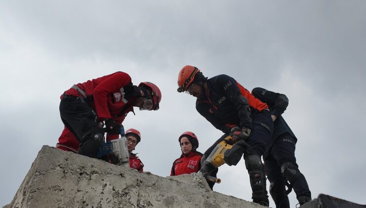Bingöl’de 7 üzeri deprem senaryolu tatbikata 170 personel katıldı
