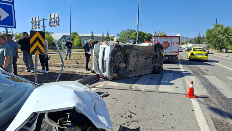 Bingöl’de iki otomobilin çarpıştığı kazada 3 kişi yaralandı