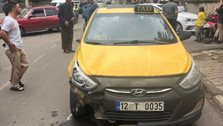 Bingöl’de taksinin çarptığı elektrikli bisikletteki 2 çocuk yaralandı