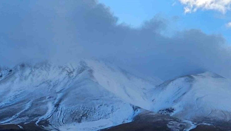 Bitlis Adilcevaz’da Süphan Dağı zirvesi mevsimin ilk karıyla beyaza büründü