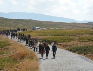 Bitlis Tatvan’da 200 doğasever Nemrut Kalderası’nda 10 kilometre yürüdü