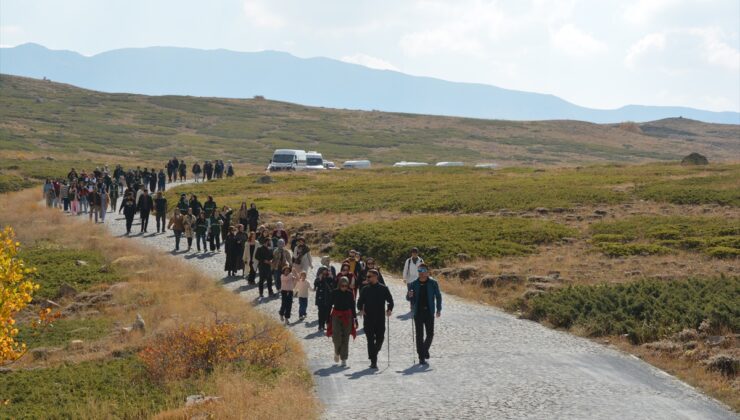 Bitlis Tatvan’da 200 doğasever Nemrut Kalderası’nda 10 kilometre yürüdü