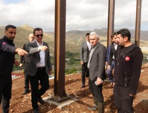 Bitlis Valisi Karakaya, çığ için 1270 metrelik kar perdesi inşa edileceğini söyledi