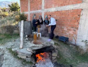 Bolu Seben’de Kaymakam Güngör ve eşi pekmez kaynatma etkinliğine katıldı