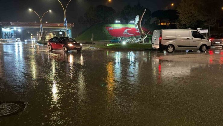 Bolu’da gök gürültülü sağanak kent merkezini ve Göynük Panayırı’nı olumsuz etkiledi