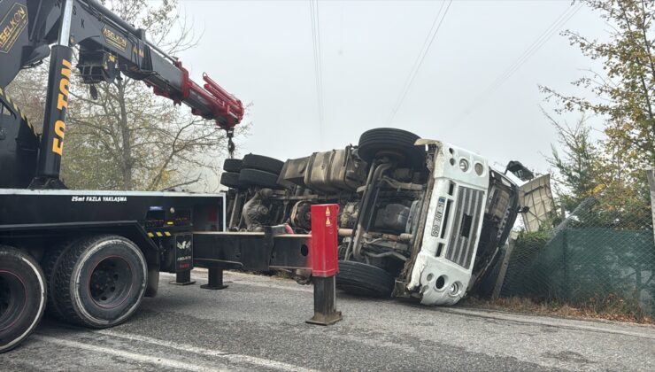 Bolu’da tavuk yüklü kamyon yol kenarına devrildi, 4 kişi yaralandı