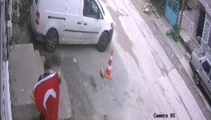 Bornova’da balkondan düşen Türk bayrağını genç katlayıp evin kapısına astı
