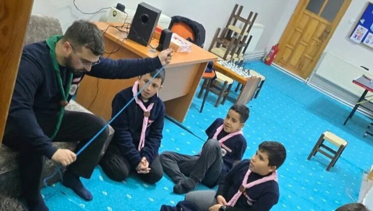 Boyabat’ta izciler Beyazıt Camii’nde sabah namazı buluşmasında camadan düğümü öğrendi
