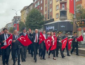 Bozüyük’te Cumhuriyet Bayramı yürüyüşü Cumhuriyet Meydanı’nda sona erdi