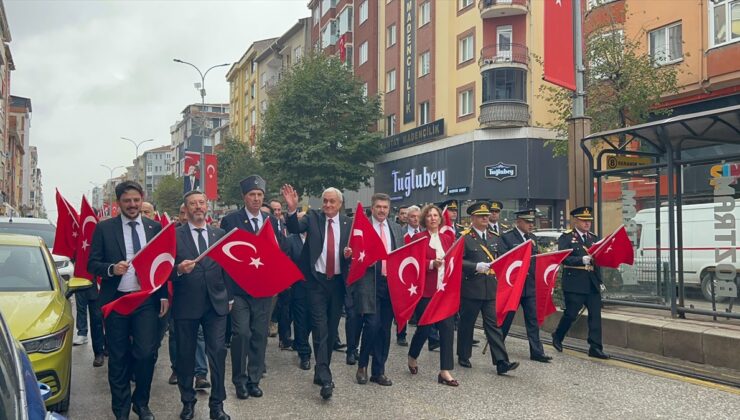 Bozüyük’te Cumhuriyet Bayramı yürüyüşü Cumhuriyet Meydanı’nda sona erdi