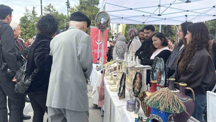 Burdur’da Dünya Yaşlılar Günü’nde yaşlı ve gençler Cumhuriyet Meydanı’na yürüdü