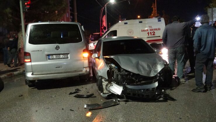Burdur’da servis minibüsü otomobille çarpıştı, 12 öğrenci hastaneye götürüldü