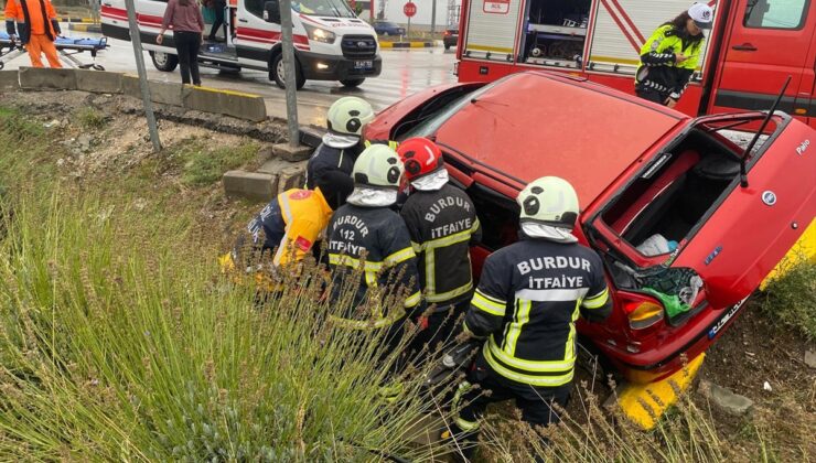 Burdur’da yolcu otobüsü ile otomobil çarpıştı, kazada 2 kişi yaralandı