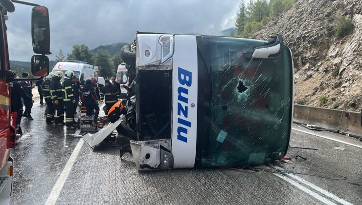 Burdur’un Ağlasun ilçesinde yolcu otobüsü devrildi, 1 kişi öldü, 9 kişi yaralandı