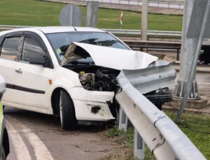 Bursa İnegöl’de yağışta otomobil bariyerlere çarptı, sürücü yaralandı