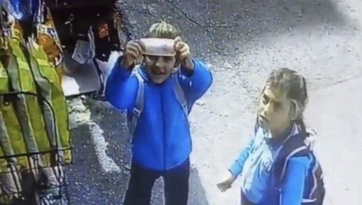 Bursa Osmangazi’de iki öğrenci kardeş, bakkal kapalıyken parayı kapı altından bıraktı
