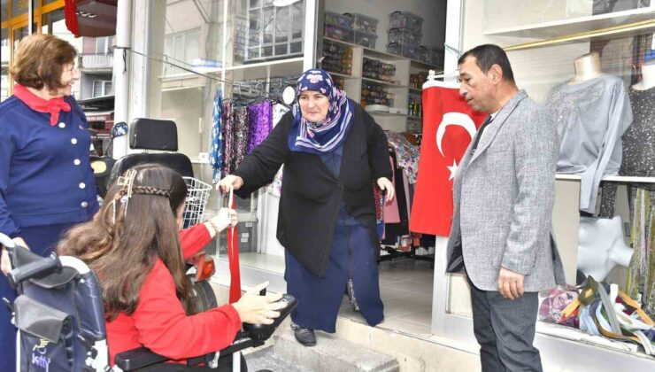 Bursa Yenişehir’de özel gereksinimli bireyler esnafa 29 Ekim’de bayrak dağıttı