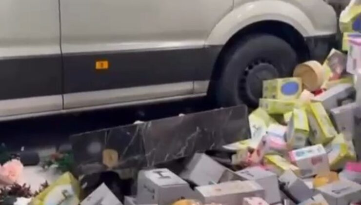 Bursa’da kontrolden çıkan minibüs züccaciye mağazasına daldı! İki müşteri aracın altında kalmaktan son anda kurtuldu