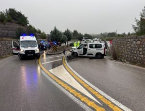 Çanakkale Ahmetçe’de hafif ticari araç takla attı, sürücü yaralandı