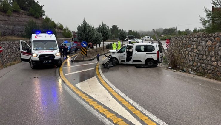 Çanakkale Ahmetçe’de hafif ticari araç takla attı, sürücü yaralandı