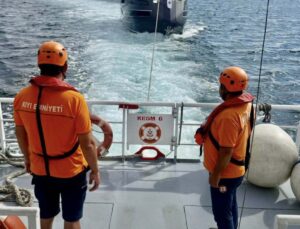 Çanakkale Boğazı’nda sürüklenen tekne, 2 kişiyle Eceabat’a yanaştırıldı